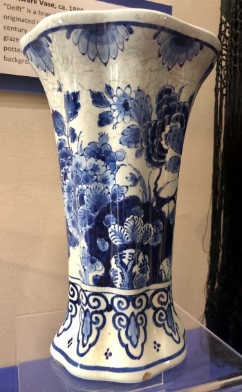 Delftware vase